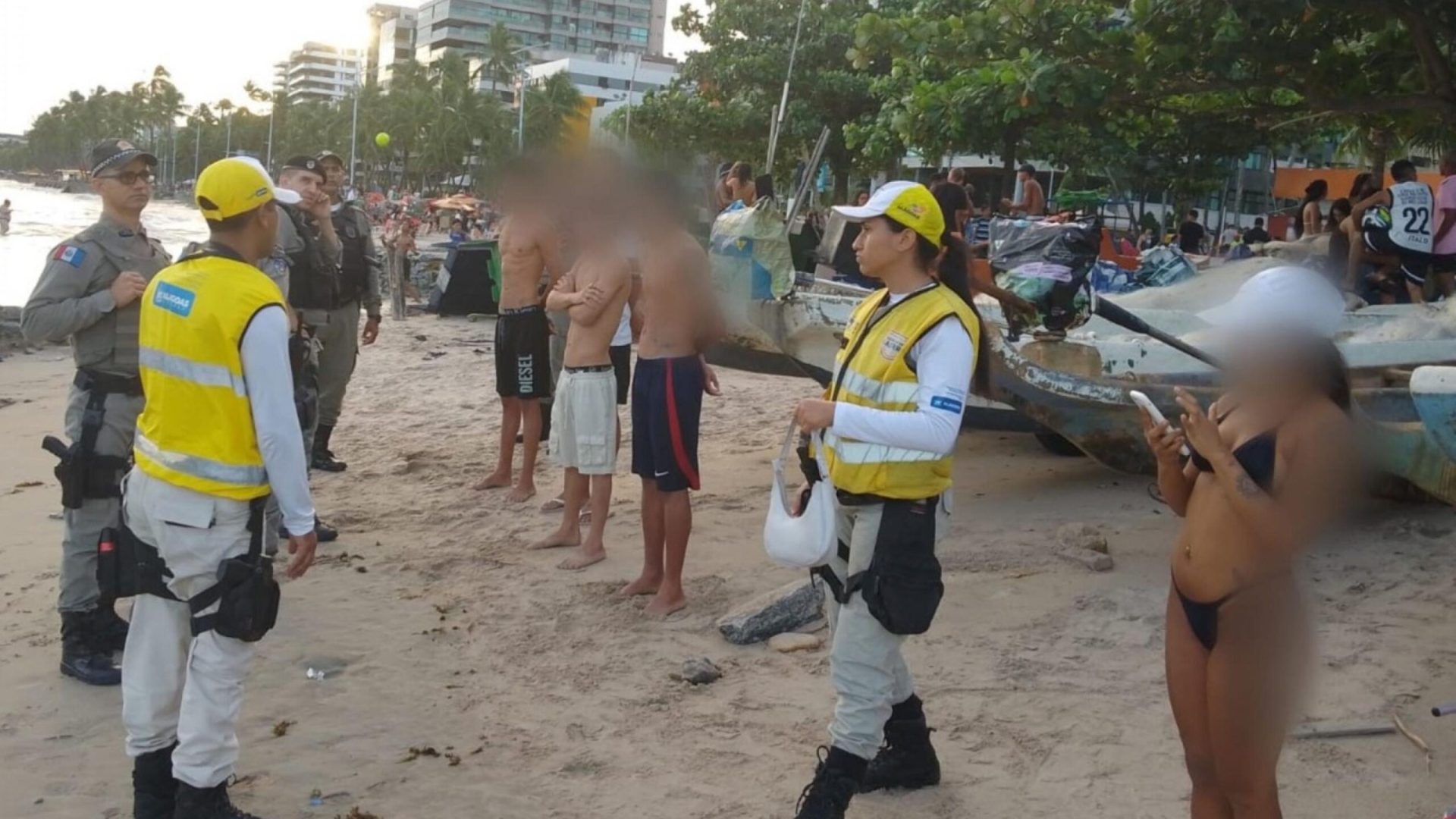 Grupo foi abordado na orla de Maceió após denúncia de uso de drogas. Foto: Ascom Ronda no Bairro