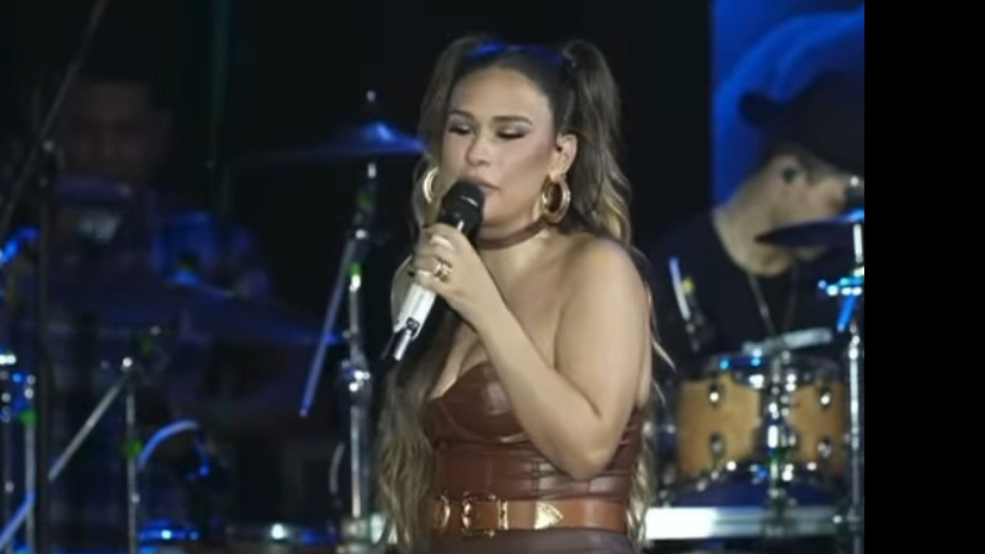 Simone Mendes ganha presente inusitado no São João e viraliza na web; assista