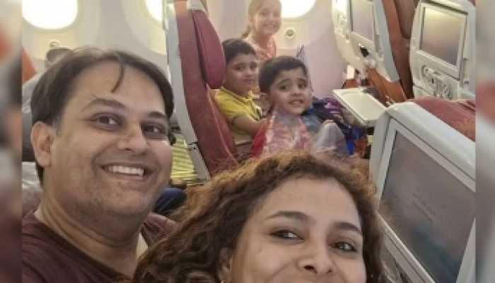Homem tira foto da família que se mudaria para Reino Unido pouco antes de morrerem em voo da Air India