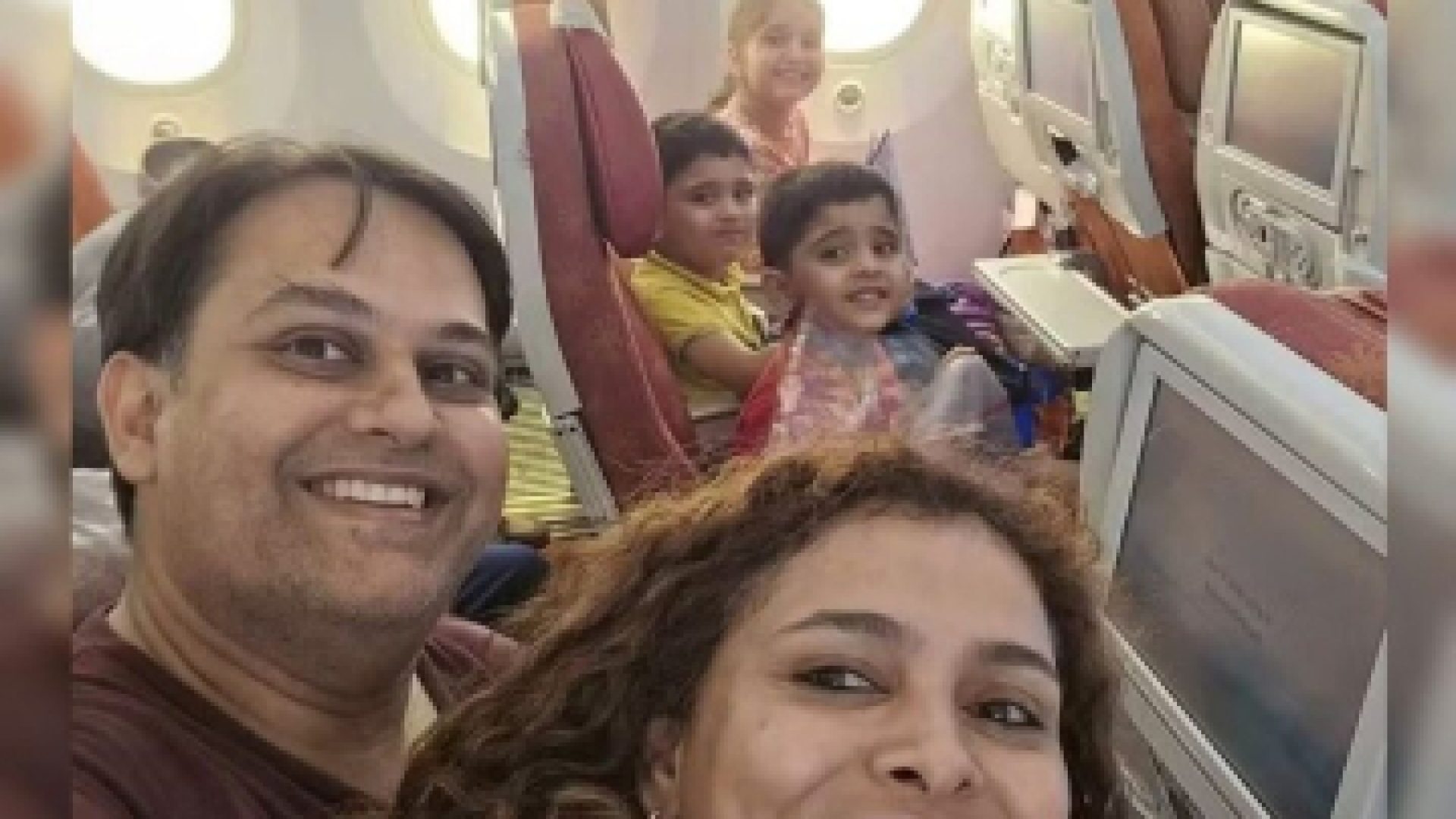 Homem tira foto da família que se mudaria para Reino Unido pouco antes de morrerem em voo da Air India