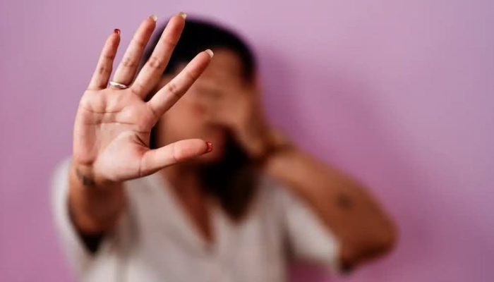Homem é preso em flagrante após jogar café quente no rosto da companheira